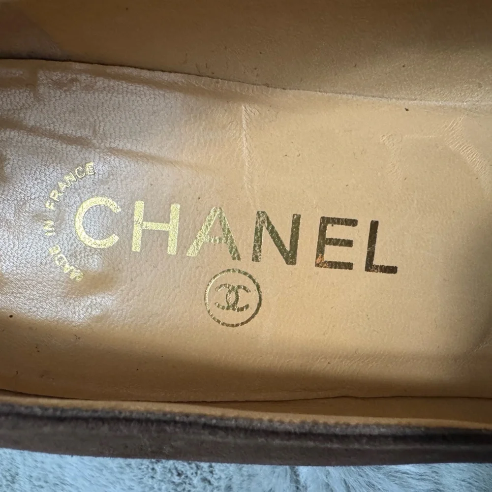 Chanel CC Fringed Suede Pumps EU 38 US 7.5 Brown Kitten Heel Classic Old Money